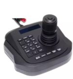 Sala de reunião equipada com mesa controladora e câmeras de videoconferência Macsym