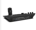 Sala de reunião equipada com mesa controladora e câmeras de videoconferência Macsym