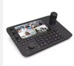 Sala de reunião equipada com mesa controladora e câmeras de videoconferência Macsym