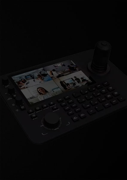 Sala de reunião equipada com mesa controladora e câmeras de videoconferência Macsym
